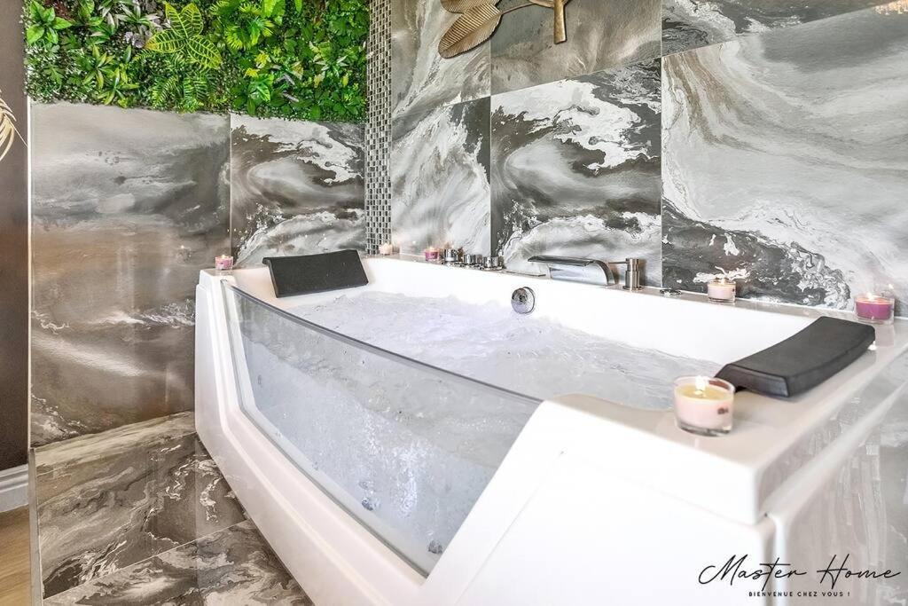 Gout De Luxe A Narbonne T3 Climatise, Spa, Parking ภายนอก รูปภาพ